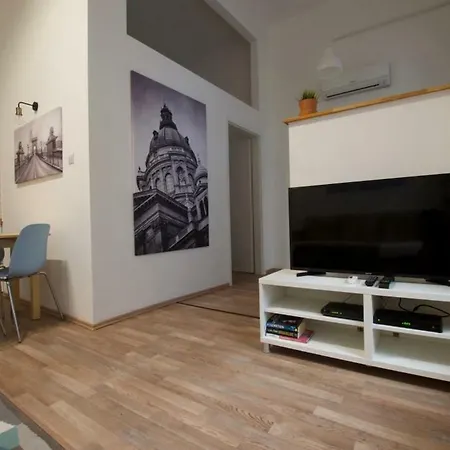 Standard By Hi5 - Erzsebet Blv 29 *