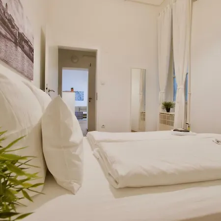 Standard By Hi5 - Erzsebet Blv 29 * Budapeste