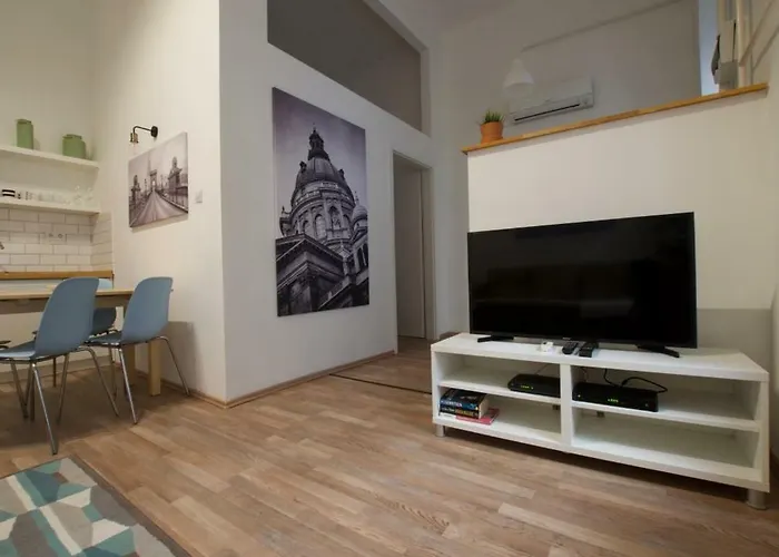 Standard By Hi5 - Erzsebet Blv 29 *